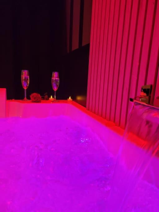 Nuit D'Evasion Love Room Avec Baignoire Balneotherapie Tulon Zewnętrze zdjęcie