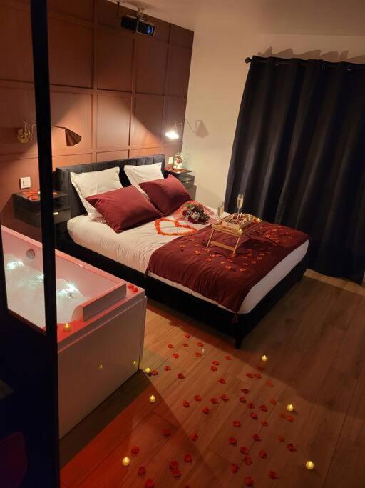 Nuit D'Evasion Love Room Avec Baignoire Balneotherapie Tulon Zewnętrze zdjęcie