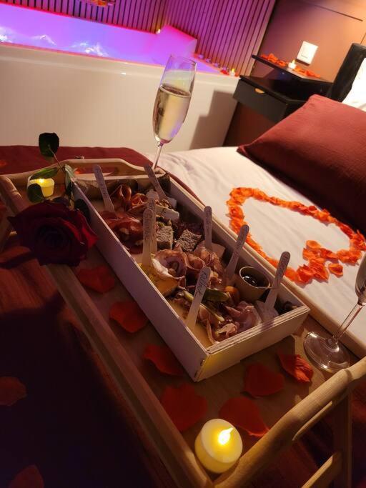 Nuit D'Evasion Love Room Avec Baignoire Balneotherapie Tulon Zewnętrze zdjęcie