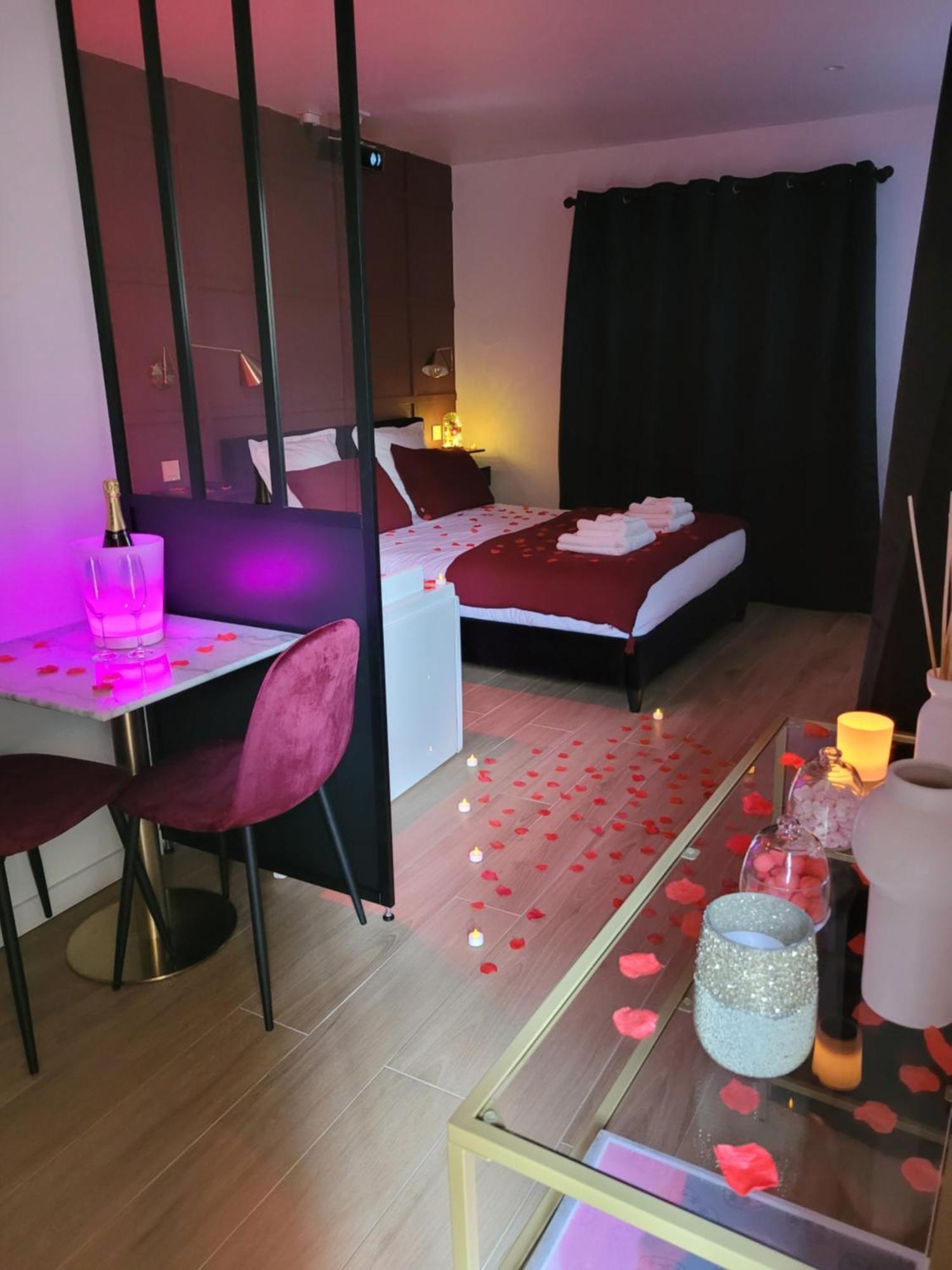 Nuit D'Evasion Love Room Avec Baignoire Balneotherapie Tulon Zewnętrze zdjęcie