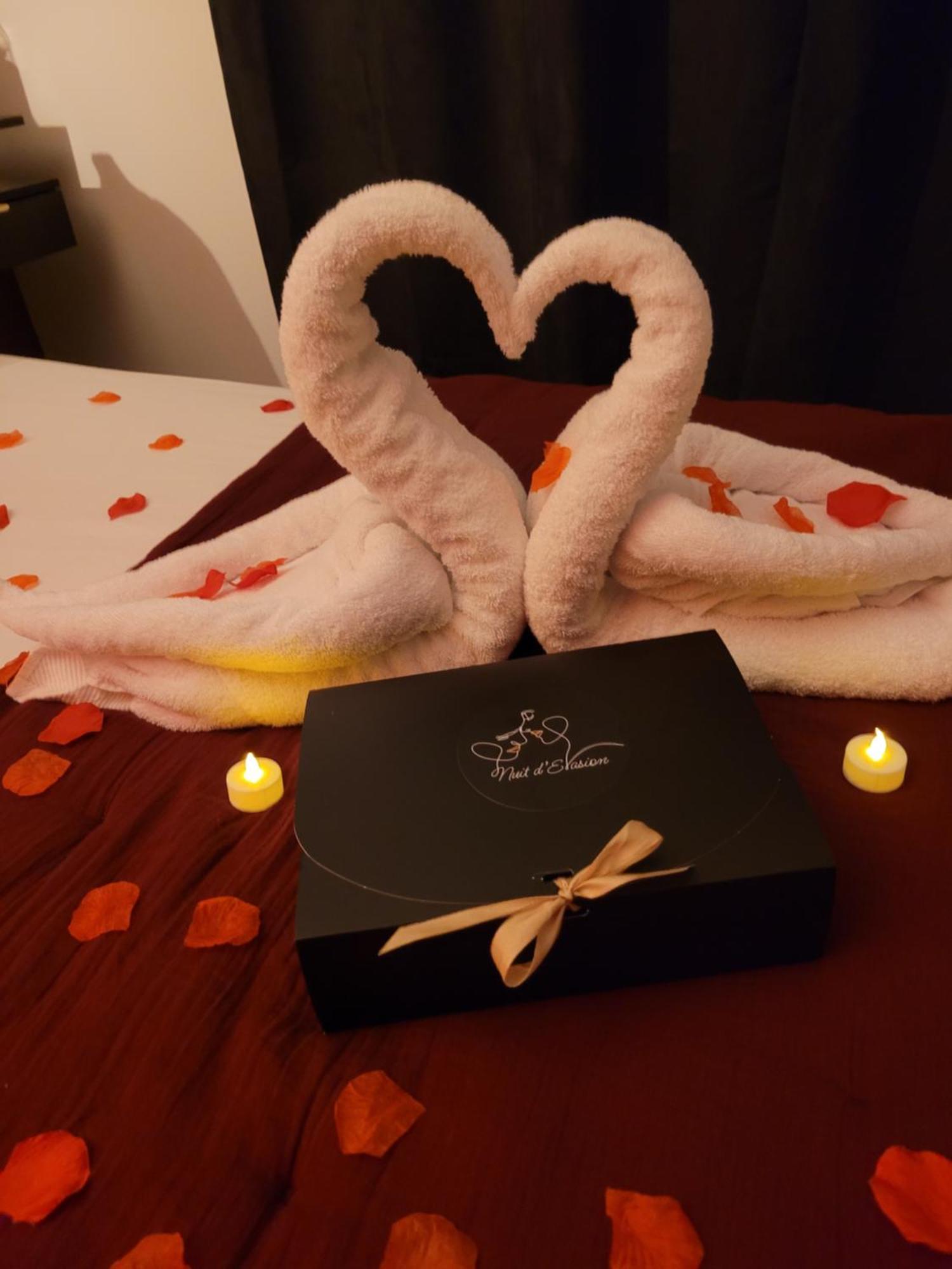 Nuit D'Evasion Love Room Avec Baignoire Balneotherapie Tulon Zewnętrze zdjęcie